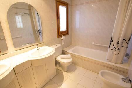 Casa Amb Jardi Alp Apartment Exterior photo